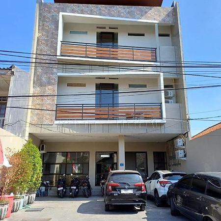 Phoenix Guest House Сурабая Экстерьер фото