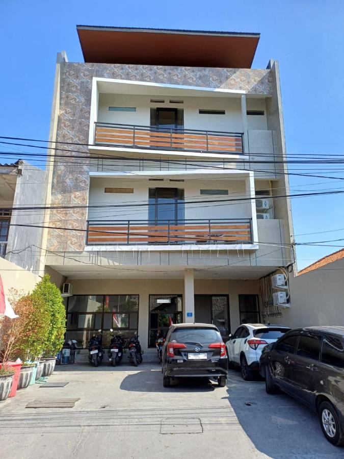 Phoenix Guest House Сурабая Экстерьер фото